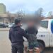 Lo encontraron herido en la casa de su expareja y descubrieron que tenía una orden de detención vigente
