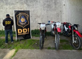 Allanamiento en Quequén: secuestraron un auto vinculado a un robo, recuperaron motos y detuvieron a un hombre