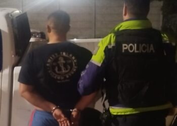 Gritos de auxilio alertaron a la Policía: un hombre fue aprehendido por agredir a una mujer en Quequén