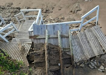 Fuerte impacto de la sudestada en Karamawi: el mar avanzó y volvió a dañar una pasarela