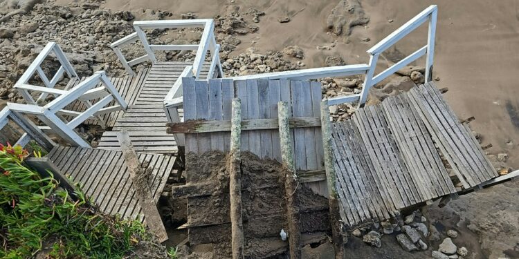 Fuerte impacto de la sudestada en Karamawi: el mar avanzó y volvió a dañar una pasarela