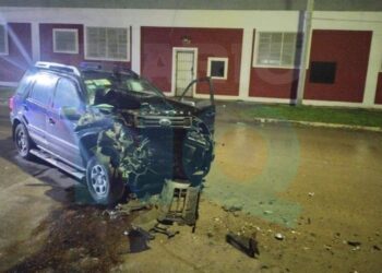 Fuerte choque durante la madrugada en Quequén: impactó contra un camión estacionado y fue trasladado al hospital