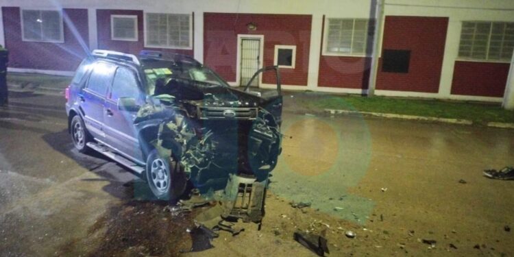 Fuerte choque durante la madrugada en Quequén: impactó contra un camión estacionado y fue trasladado al hospital