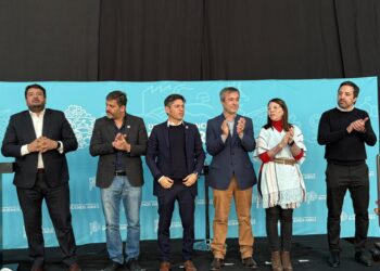 Kicillof en Lobería: entregó 380 escrituras, computadoras y una ambulancia y defendió la presencia del Estado