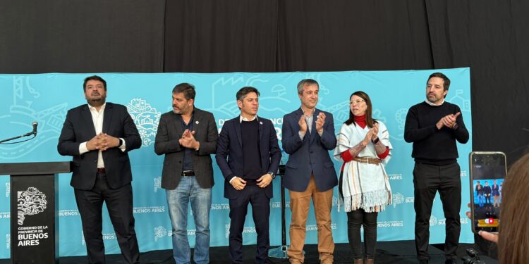 Kicillof en Lobería: entregó 380 escrituras, computadoras y una ambulancia y defendió la presencia del Estado
