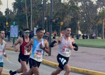 Federico Santibáñez brilló en la Maratón de Buenos Aires: fue 29° en la general y décimo entre los argentinos