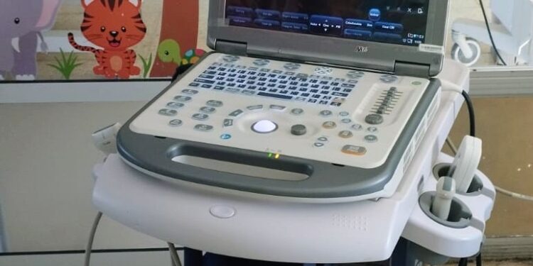 El Club de Leones concretó la donación de un nuevo monitor para el ecógrafo de Pediatría y Neonatología