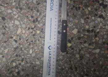 Con un cuchillo entre sus prendas: lo aprehendieron tras un conflicto en un comercio y secuestraron cocaína y armas blancas