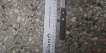 Con un cuchillo entre sus prendas: lo aprehendieron tras un conflicto en un comercio y secuestraron cocaína y armas blancas