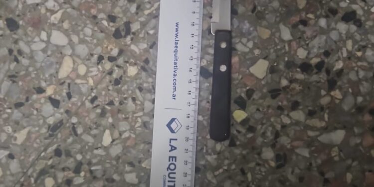 Con un cuchillo entre sus prendas: lo aprehendieron tras un conflicto en un comercio y secuestraron cocaína y armas blancas