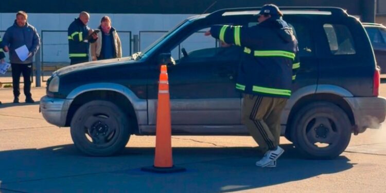 Cambios en el examen de conducir: quienes rindan con un auto automático no podrán manejar vehículos con caja manual