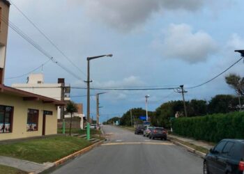 Quequén: proyectan habilitar el estacionamiento sobre ambas manos de la avenida 502 durante la noche