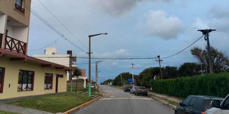 Quequén: proyectan habilitar el estacionamiento sobre ambas manos de la avenida 502 durante la noche