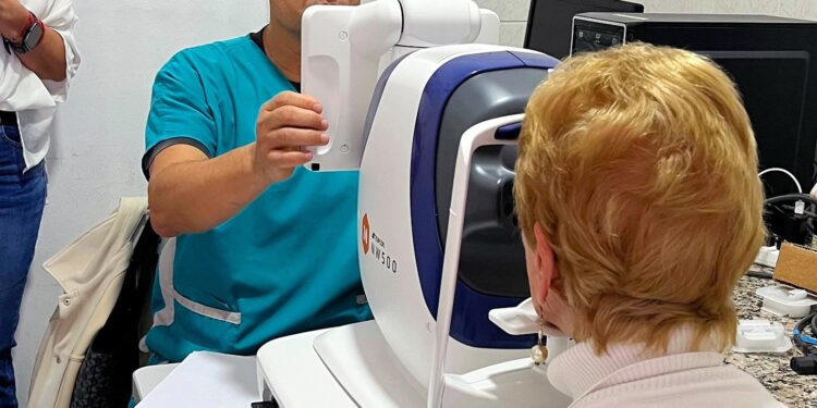 Más de 400 personas ya pasaron por los controles de retina en el Hospital Irurzun