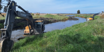 Intensifican los trabajos en caminos rurales de Necochea tras las lluvias acumuladas durante el año