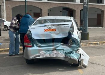 Triple choque en avenida 2: tres vehículos involucrados y daños materiales