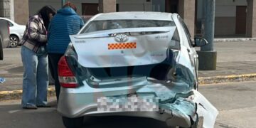 Triple choque en avenida 2: tres vehículos involucrados y daños materiales