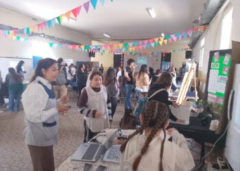 La Escuela N° 1 abrió la tercera Feria de Educación Digital con proyectos creados por estudiantes