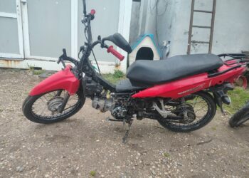 Chocaron contra una camioneta en Quequén, huyeron y abandonaron dos motos robadas