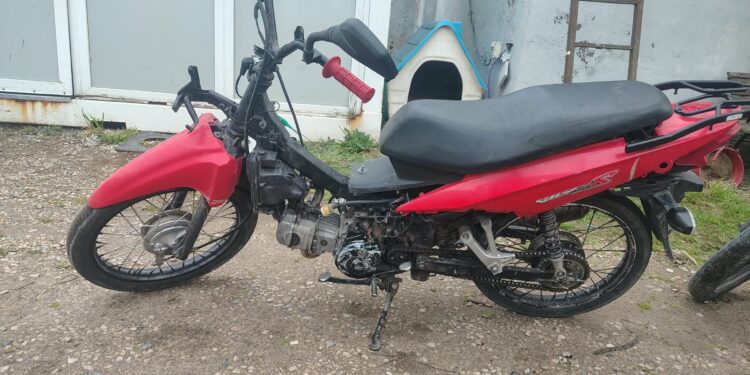 Chocaron contra una camioneta en Quequén, huyeron y abandonaron dos motos robadas