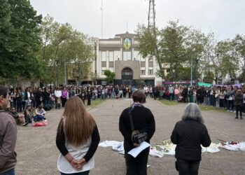 Marcha en Necochea por la docente asesinada: reclamaron justicia y mejores condiciones laborales