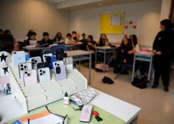 La Provincia aprobó una ley que restringe el uso de celulares en las aulas de escuelas públicas y privadas