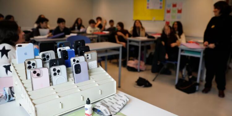La Provincia aprobó una ley que restringe el uso de celulares en las aulas de escuelas públicas y privadas